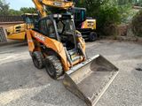 une photo d'un engin de chantier garé sur un parking