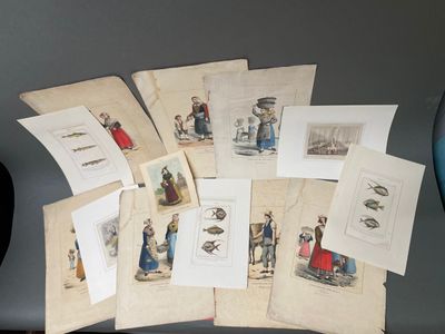 tout un tas de vieilles cartes postales posées sur un bureau
