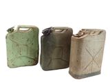 trois jerrycans sont alignés les uns à côté des autres sur un fond blanc