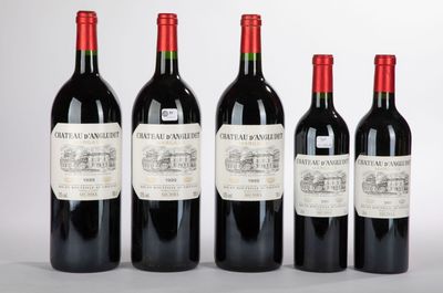 quatre bouteilles de vin sont alignées