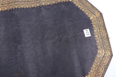 une image représentant un tapis noir orné d'une bordure dorée