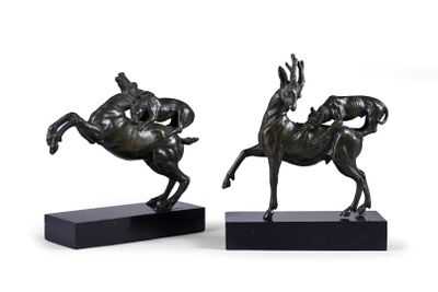 une paire de sculptures en bronze représentant un homme à cheval et un homme à cheval