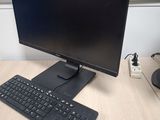 un écran d'ordinateur, un clavier, une souris et une souris posés sur un bureau