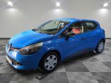 une voiture bleue garée dans un garage au sol en damier