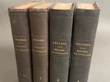 trois livres sont empilés sur une table