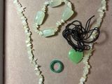 une photo d'un collier, d'un bracelet et d'une bague posés sur une feuille de papier
