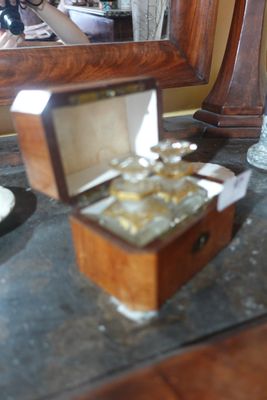 Quelqu'un prend une photo d'un coffret à bijoux posé sur une table