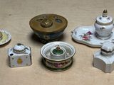 une petite collection d'objets en porcelaine posés sur une table