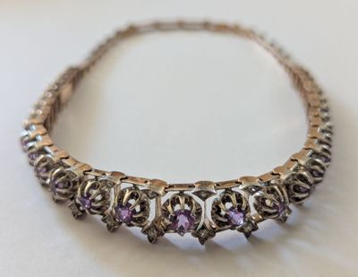 gros plan d'un collier sur une table à fond blanc