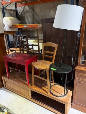 plusieurs chaises et une table dans une pièce sur laquelle est posée une lampe