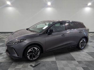 Une Toyota C-HR 2020 dans un showroom au sol à carreaux