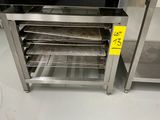 une photo d'un four en acier inoxydable contenant des plateaux de plats