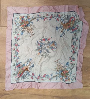 mouchoir à fleurs roses et bleues, orné d'oiseaux, posé sur un parquet