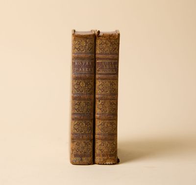 deux vieux livres posés l'un sur l'autre sur une table