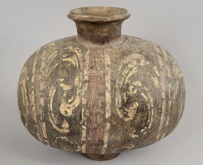 un vase orné d'un motif marron et blanc