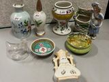 de nombreux vases et bols de toutes sortes sur la table