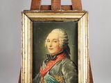 Un vieux tableau représentant un homme en uniforme militaire est posé sur un chevalet.