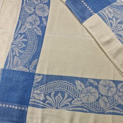 un gros plan d'une nappe bleue et blanche posée sur une table