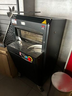 une machine posée à côté d'une poubelle