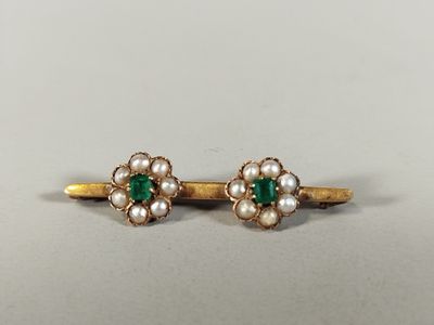 une paire de boucles d'oreilles en émeraude et perles