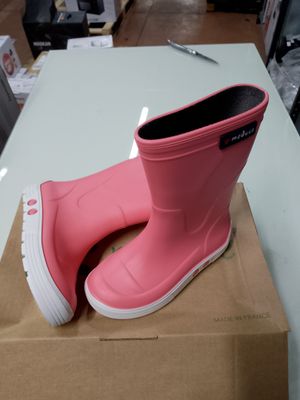 une paire de bottes de pluie roses posée sur une boîte
