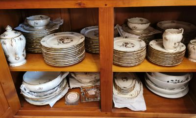 Contenu du buffet enfilade N° 170 : diverse vaisselle et cou… - Photo 1