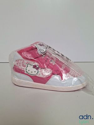 pink and white hello kitty shoes with a pink bow on the side