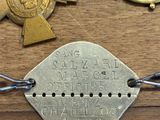 trois médailles et une médaille sur une table en bois