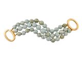un gros plan d'un bracelet muni d'un fermoir doré sur fond blanc