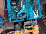 de nombreux outils posés sur une table