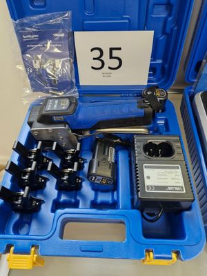 une image représentant une boîte à outils bleue contenant un marteau et d'autres outils
