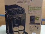 emballage d'une machine à café posée sur une table devant un carton