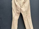 une photo d'un pantalon suspendu à une corde à linge