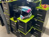 Des cartons de casques sont empilés les uns sur les autres dans un magasin