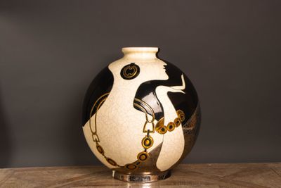 un vase noir et blanc posé sur une table en bois