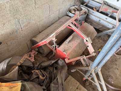 un tas d'objets divers par terre, près d'un mur