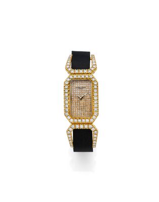 une montre pour femme sertie de diamants et dotée d'un bracelet en cuir noir