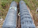 deux rouleaux de fil barbelé posés sur une caisse en bois