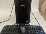 un ordinateur de bureau équipé d'un clavier et d'une souris, posé sur une table
