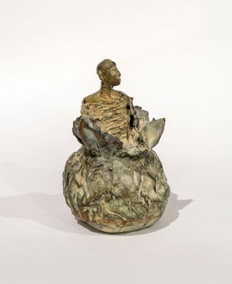 statue représentant un homme assis sur un rocher, tenant un oiseau dans la main