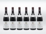 six bouteilles de vin sont alignées dans une rangée