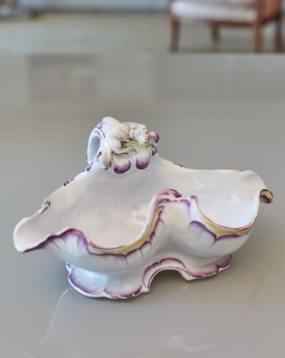 un bol blanc orné d'une fleur, posé sur une table