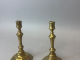 une paire de chandeliers en laiton sur fond blanc