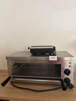 une photo d'un four grille-pain posé sur une table en bois