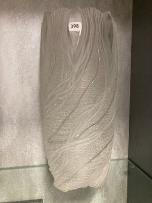 une vitrine en verre sur laquelle est posé un objet blanc