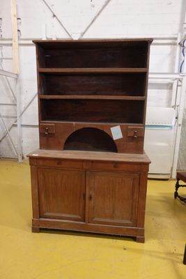 une armoire en bois munie d'une porte et d'une étagère