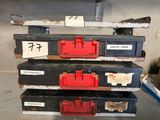 Trois cartons contenant différents types de matériel électrique sont empilés les uns sur les autres.