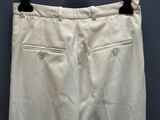 l'arrière d'un pantalon blanc suspendu à un cintre