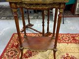 une table ancienne en bois posée sur un tapis rouge et or dans une pièce