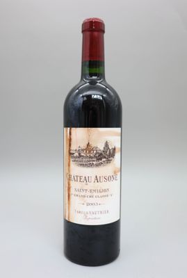 la bouteille de vin rouge est posée sur la table